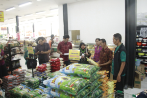 Petugas Satgas Pangan Gabungan Polda Bali melakukan pengecekan harga dan ketersediaan beras jelang perayaan Natal dan Tahun Baru, untuk memastikan harga tetap stabil dan sesuai keten