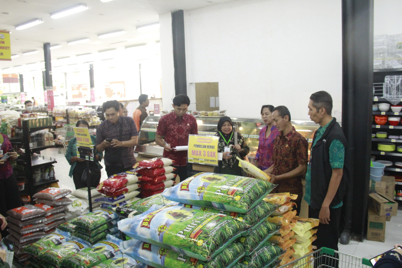 Petugas Satgas Pangan Gabungan Polda Bali melakukan pengecekan harga dan ketersediaan beras jelang perayaan Natal dan Tahun Baru, untuk memastikan harga tetap stabil dan sesuai keten