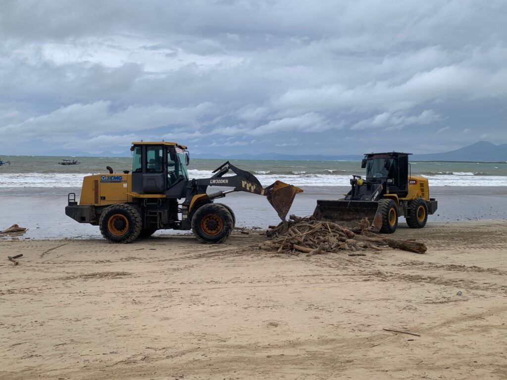 Aksi bersih-bersih sampah kiriman di sepanjang Pantai Muaya, Jimbaran, Rabu (21/1).
