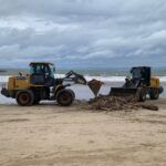 Aksi bersih-bersih sampah kiriman di sepanjang Pantai Muaya, Jimbaran, Rabu (21/1).