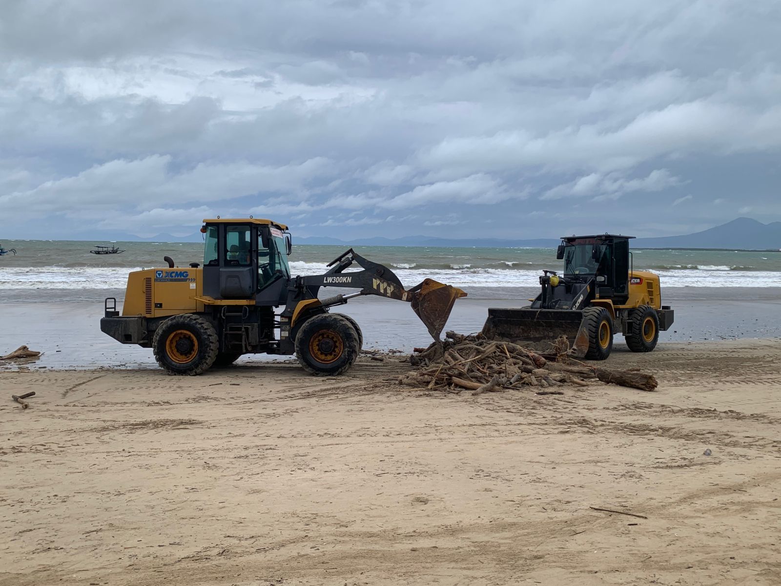 Aksi bersih-bersih sampah kiriman di sepanjang Pantai Muaya, Jimbaran, Rabu (21/1).