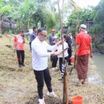 Wali Kota Denpasar I Gusti Ngurah Jaya Negara turut menanam pohon di kawasan Pura Beji Desa Adat Penatih, Kelurahan Penatih, Denpasar Timur, Jumat (23/1).