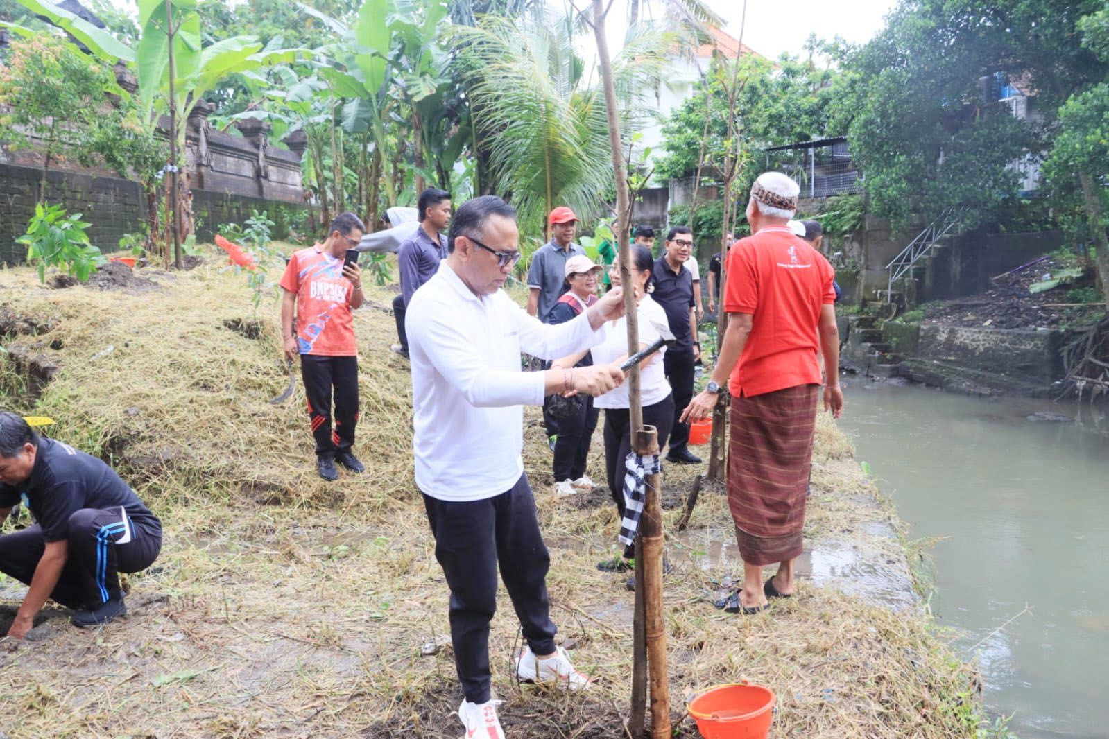 Wali Kota Denpasar I Gusti Ngurah Jaya Negara turut menanam pohon di kawasan Pura Beji Desa Adat Penatih, Kelurahan Penatih, Denpasar Timur, Jumat (23/1).