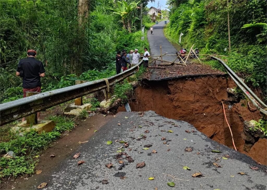 Komisi III DPRD Bangli saat melakukan monitoring kondisi akses jalan Juuk Bali–Penatahan, Kecamatan Susut, yang mengalami kerusakan parah hingga terputus.