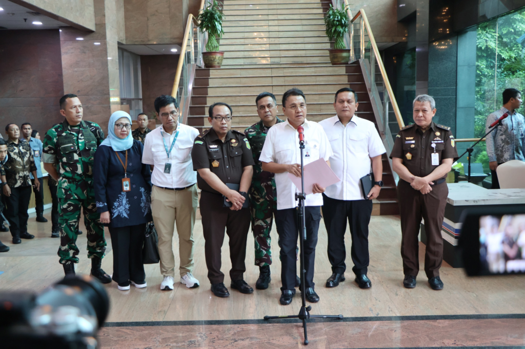 Sejumlah pejabat lintas instansi memberikan keterangan pers usai rapat koordinasi Satuan Tugas Penertiban Kawasan Hutan (Satgas PKH) di Jakarta, Rabu (14/1/2026).