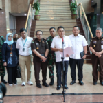 Sejumlah pejabat lintas instansi memberikan keterangan pers usai rapat koordinasi Satuan Tugas Penertiban Kawasan Hutan (Satgas PKH) di Jakarta, Rabu (14/1/2026).