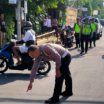 Petugas Satlantas Polresta Denpasar melakukan olah tempat kejadian perkara (TKP) kecelakaan lalu lintas maut di Jalan Surapati–Kepundung, Denpasar Timur, Rabu (14/1/2026).