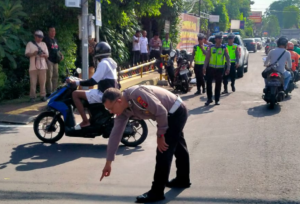 Petugas Satlantas Polresta Denpasar melakukan olah tempat kejadian perkara (TKP) kecelakaan lalu lintas maut di Jalan Surapati–Kepundung, Denpasar Timur, Rabu (14/1/2026).