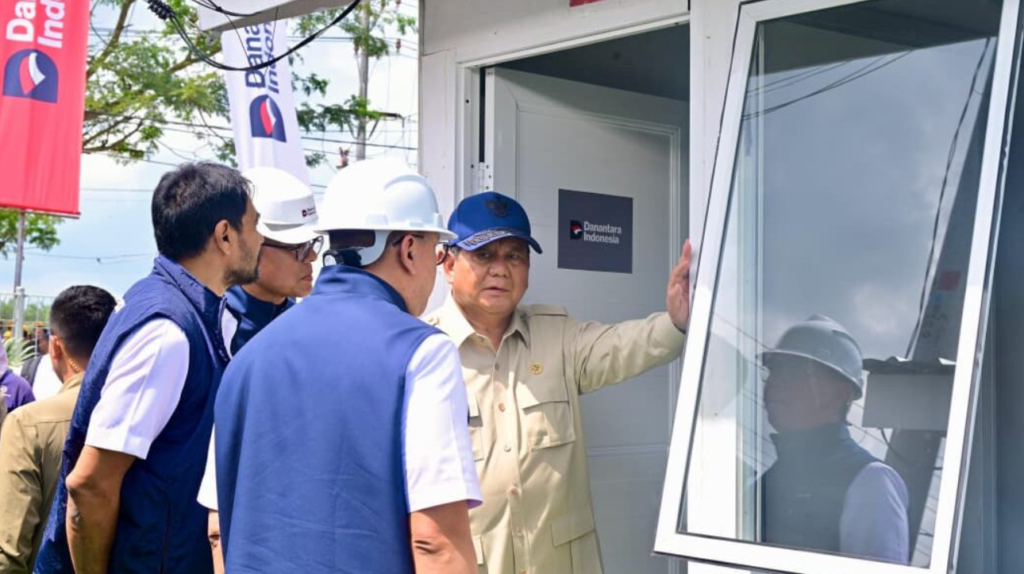 Presiden Prabowo Subianto meninjau lokasi pembangunan rumah hunian Danantara di Kabupaten Aceh Tamiang, Provinsi Aceh, pada Kamis, 1 Januari 2026. Foto: BPMI Setpres/Rusman