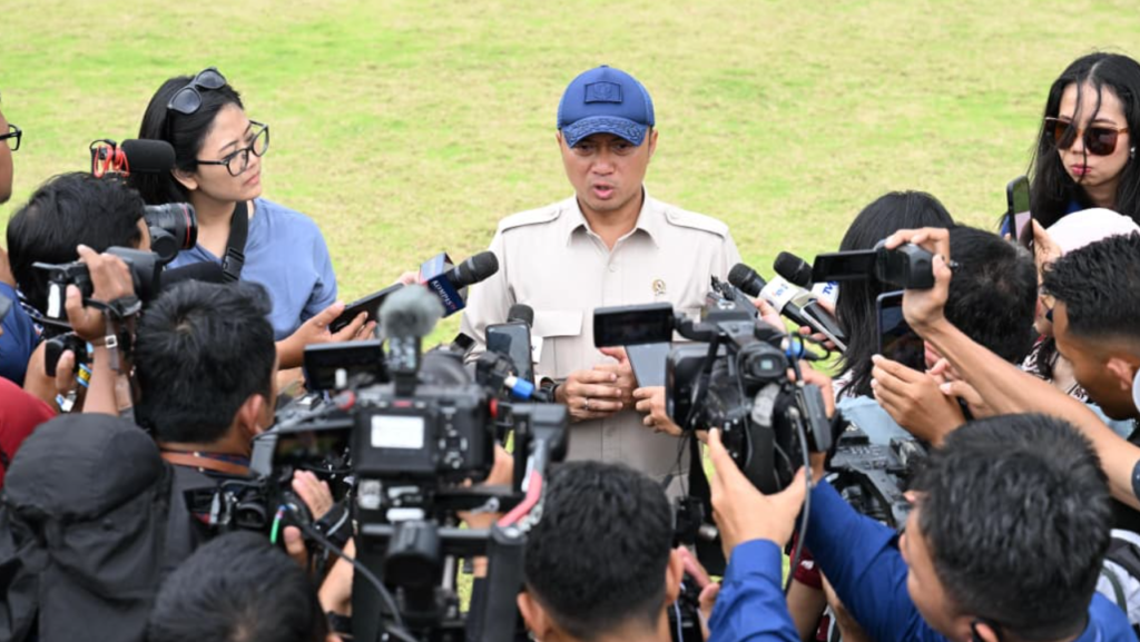 Menteri Sekretaris Negara Prasetyo Hadi menyampaikan keterangannya kepada awak media di Ibu Kota Nusantara (IKN) pada Selasa, 13 Januari 2026.