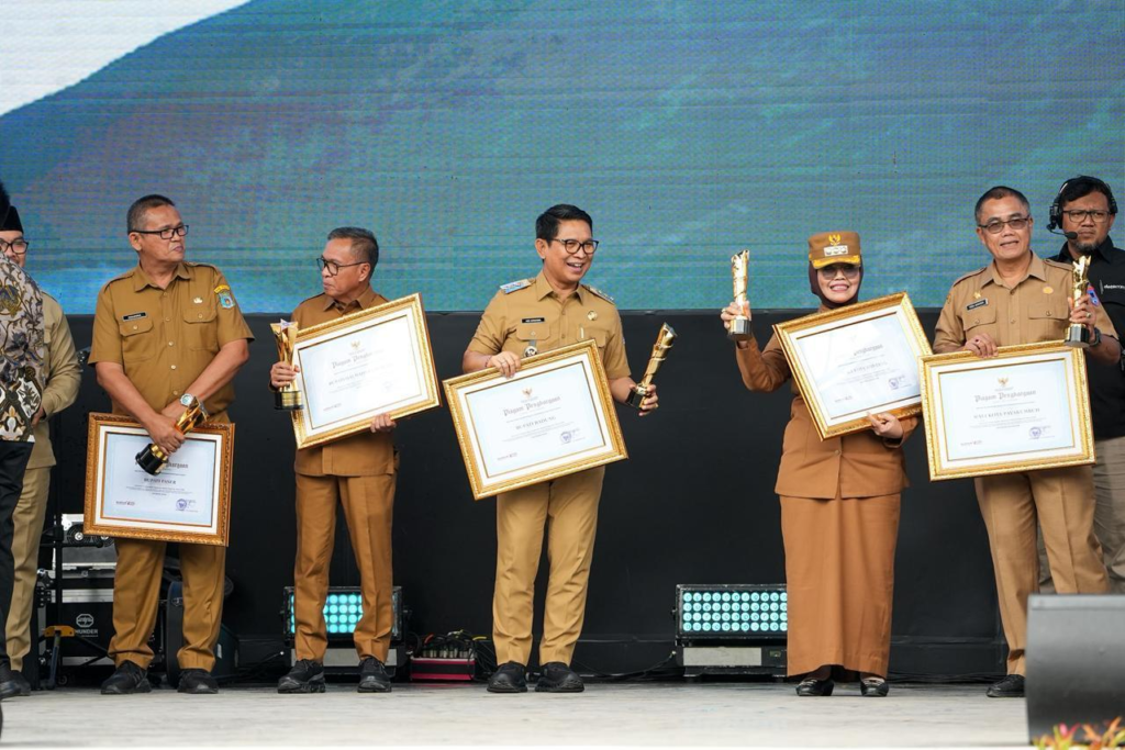 Bupati Wayan Adi Arnawa menerima Penghargaan Upakarya Wanua Nugraha Tahun 2025 dari Kemendagri saat Puncak Peringatan Hardesnas Tahun 2026 di Lapangan Desa Butuh, Kabupaten Boyolali, Jawa Tengah, Kamis (15/1).