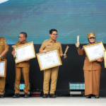 Bupati Wayan Adi Arnawa menerima Penghargaan Upakarya Wanua Nugraha Tahun 2025 dari Kemendagri saat Puncak Peringatan Hardesnas Tahun 2026 di Lapangan Desa Butuh, Kabupaten Boyolali, Jawa Tengah, Kamis (15/1).