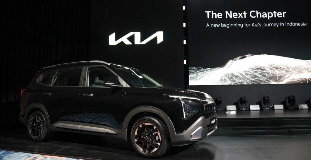 memperkenalkan wajah baru Kia Carens dalam acara Kia’s Next Chapter yang digelar di Fairmont Hotel Jakarta, Selasa (14/1/2026)