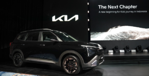 memperkenalkan wajah baru Kia Carens dalam acara Kia’s Next Chapter yang digelar di Fairmont Hotel Jakarta, Selasa (14/1/2026)