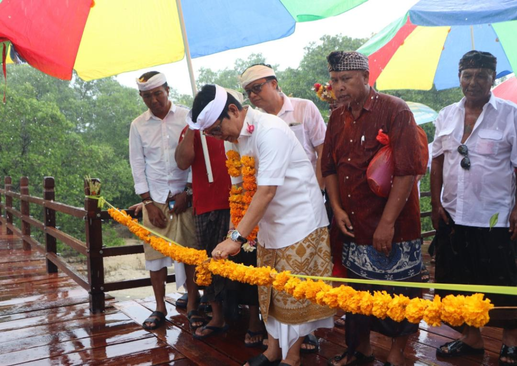 Bupati Wayan Adi Arnawa menghadiri upacara melaspas sekaligus meresmikan Jembatan Suwung Lemo di Kelurahan Tanjung Benoa, Kecamatan Kuta Selatan, Badung, Sabtu (3/1).