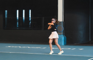 Olahraga tenis tak hanya populer sebagai aktivitas rekreasi, tetapi juga memiliki manfaat kesehatan yang signifikan jika dilakukan secara rutin.