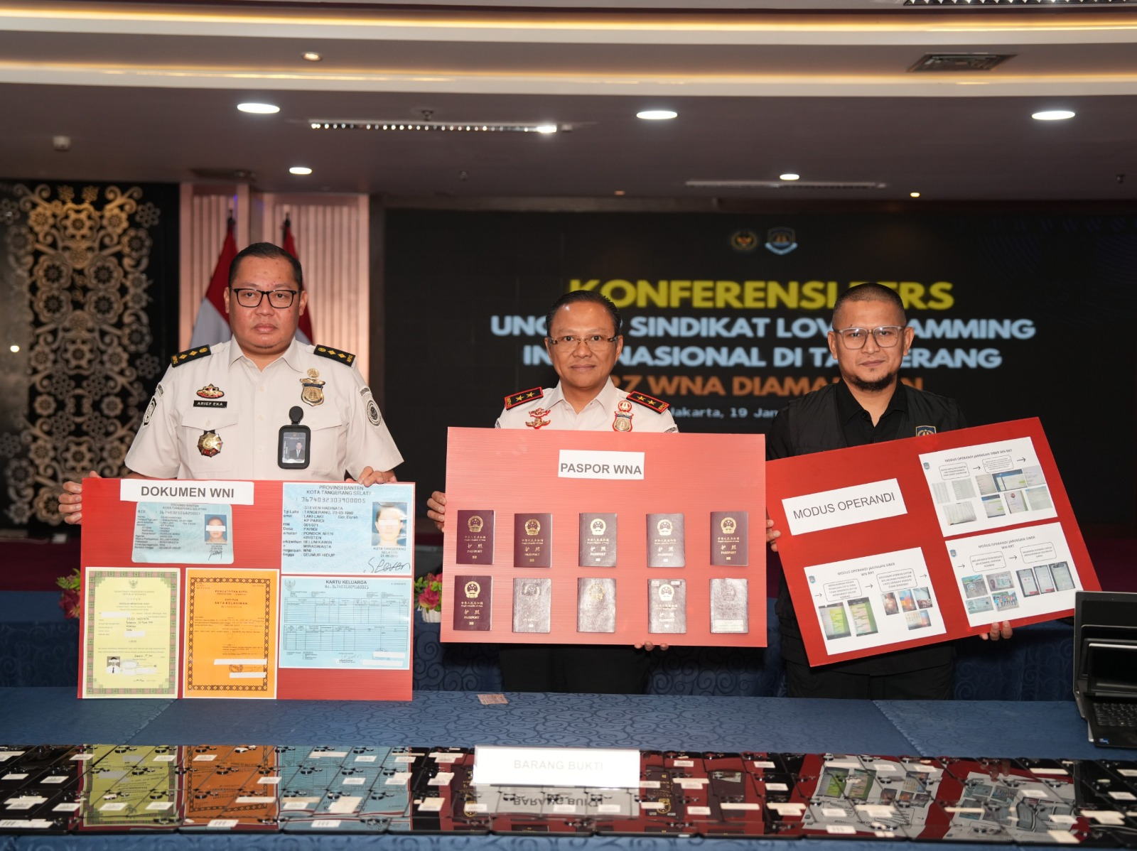 Petugas Direktorat Jenderal Imigrasi menunjukkan barang bukti dalam konferensi pers di gedung Direktorat Jenderal Imigrasi di Kuningan, Jakarta Selatan, Senin (19/1/2026). (Foto: Istimewa)