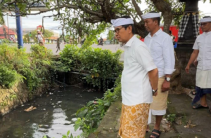 Bupati Wayan Adi Arnawa turun langsung ke lapangan untuk memantau aliran Tukad Pungut di wilayah Jimbaran, Kuta Selatan, Sabtu (3/1).