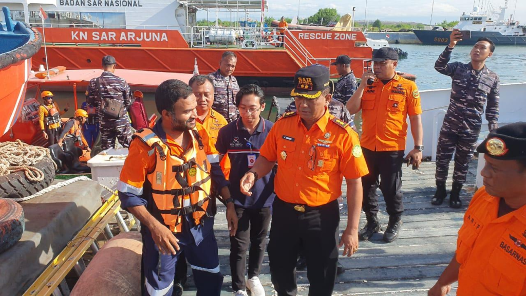 Tim SAR gabungan mengevakuasi seorang kru Kapal LC Astrolabe yang mengalami gangguan kesehatan saat melintas di Perairan Selat Badung, Senin (19/1/2026).