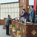 Agung Bagus Tri Candra Arka menyerahkan draft PU Fraksi Partai Golkar