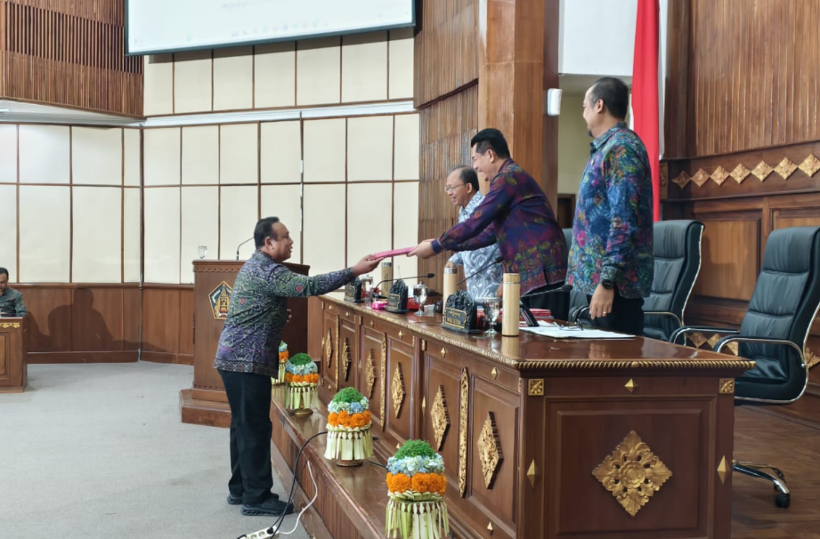 Agung Bagus Tri Candra Arka menyerahkan draft PU Fraksi Partai Golkar