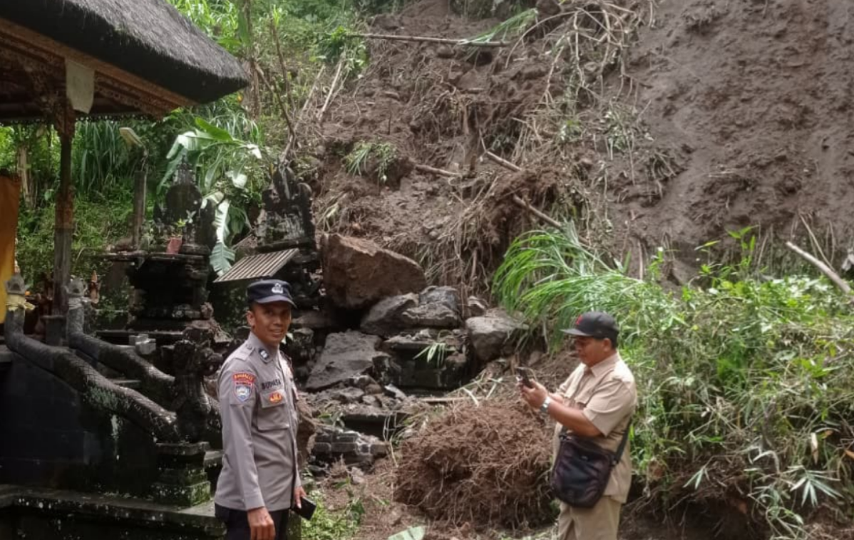Longsor Rusak Pura Manik Tirta di Klungkung, Tiga Pelinggih Hancur.
