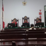 Terdakwa di ruang sidang Pengadilan Negeri Ambon.