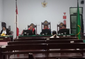 Terdakwa di ruang sidang Pengadilan Negeri Ambon.