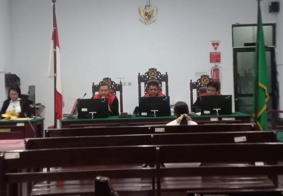 Terdakwa di ruang sidang Pengadilan Negeri Ambon.