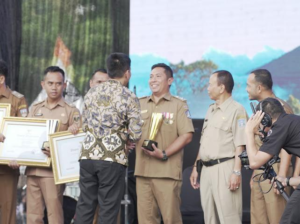 Perbekel Darmasaba, Ida Bagus Surya Prabawa Manuaba saat menerima langsung Penghargaan Pemerintahan Desa dan Kelurahan Award Tingkat Nasional pada Selasa (20/1/2026).