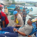 Aparat kepolisian di bantu masyarakat, mengevakuasi korban konflik dua desa tetangga, Desa Apara dan Desa Longgar.