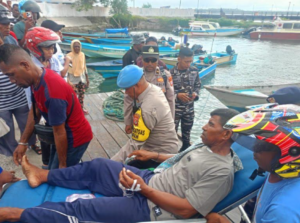 Aparat kepolisian di bantu masyarakat, mengevakuasi korban konflik dua desa tetangga, Desa Apara dan Desa Longgar.