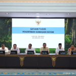 Jajaran menteri dan pimpinan lembaga mengikuti konferensi pers Satuan Tugas Penertiban Kawasan Hutan (Satgas PKH) di Kantor Presiden, Jakarta, Selasa (20/1/2026).