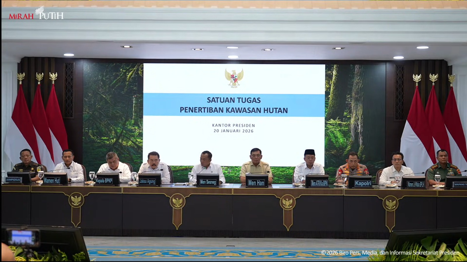 Jajaran menteri dan pimpinan lembaga mengikuti konferensi pers Satuan Tugas Penertiban Kawasan Hutan (Satgas PKH) di Kantor Presiden, Jakarta, Selasa (20/1/2026).