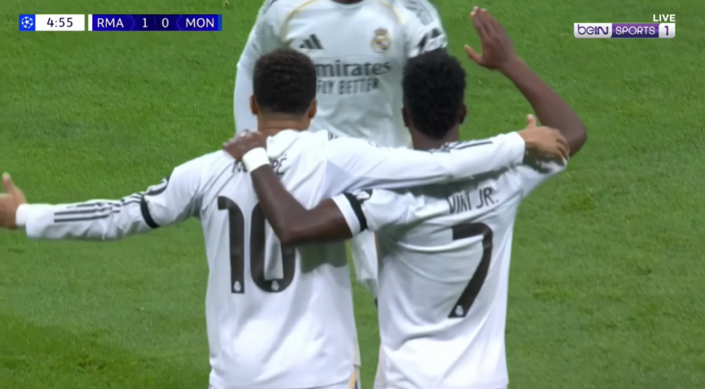 Kylian Mbappe merayakan gol cepatnya bersama Vinicius Junior, menandai awal pesta Real Madrid saat membungkam Monaco di Liga Champions.