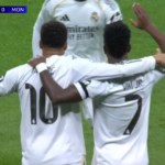 Kylian Mbappe merayakan gol cepatnya bersama Vinicius Junior, menandai awal pesta Real Madrid saat membungkam Monaco di Liga Champions.