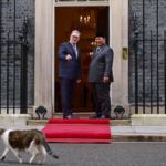 Perdana Menteri (PM) Inggris Keir Starmer mengenalkan Larry the Cat, Chief Mouser to the Cabinet Office sejak 2011 kepada Presiden Prabowo Subianto saat melakukan pertemuan di Kantor PM Inggris, Downing Street, London, pada Selasa, 20 Januari 2026.