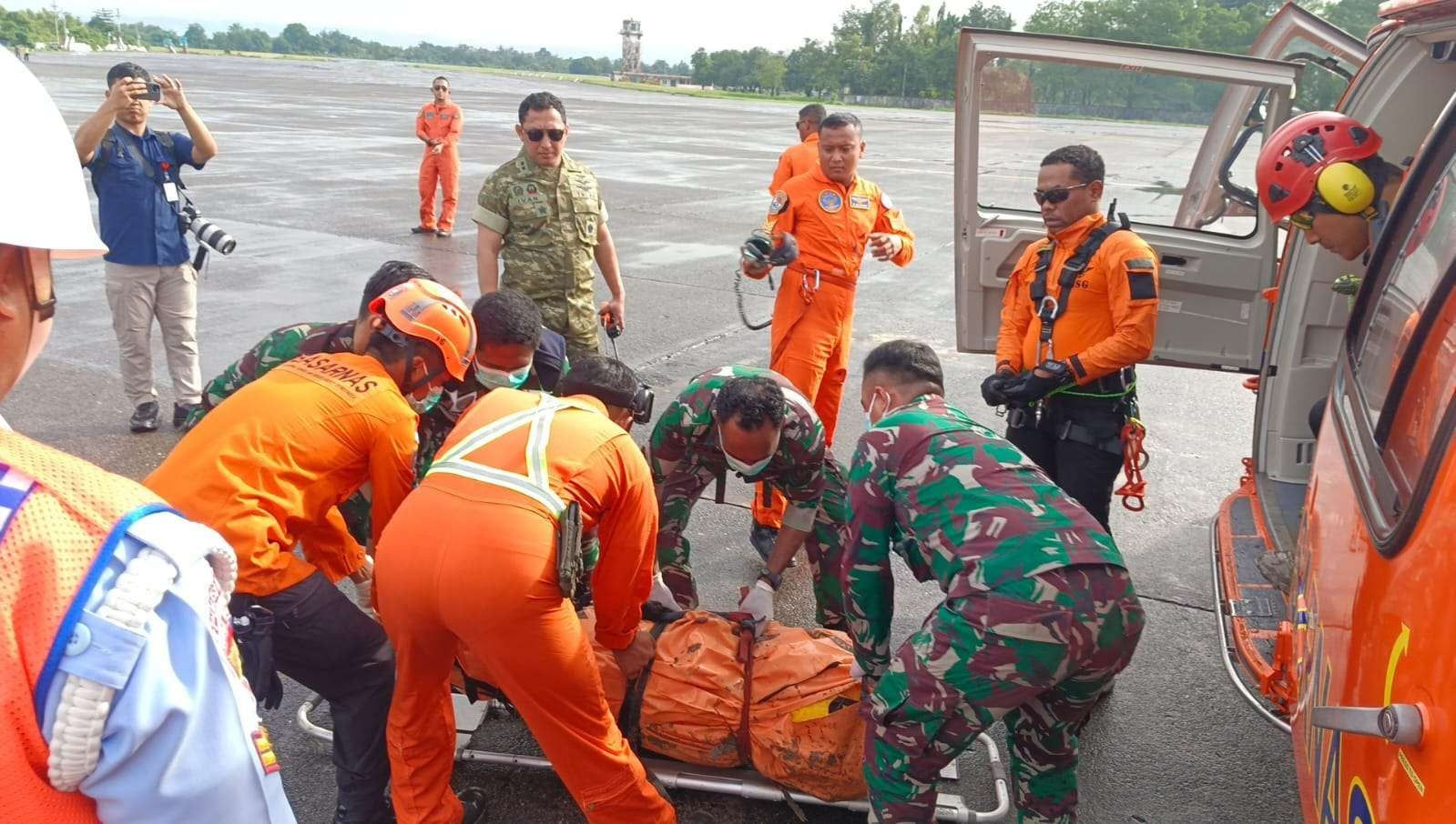 Tim SAR gabungan melakukan evakuasi terhadap salah satu korban pesawat ATR 42-500 menggunakan helikopter