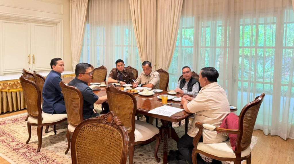 Presiden Prabowo Subianto menggelar pertemuan dengan sejumlah menteri dan pejabat negara pada Jumat, 2 Januari 2026, di kediaman dinas Presiden, Widya Chandra, Jakarta. Foto: BPMI Setpres/Istimewa