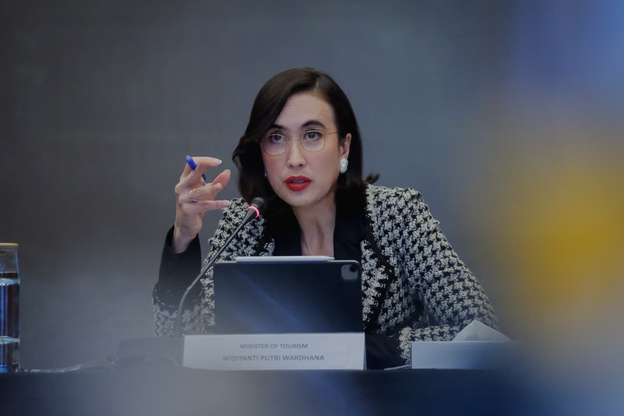 Menteri Pariwisata Widiyanti Putri Wardhana saat memaparkan capaian dan arah pengembangan pariwisata Indonesia dalam forum bertajuk “Leaders’ Meeting: Beyond Destinations – Reimagining Indonesia’s Tourism Future”, di Balairung Soesilo Soedarman, Gedung Sapta Pesona, Jakarta, Selasa (20/1/2026).