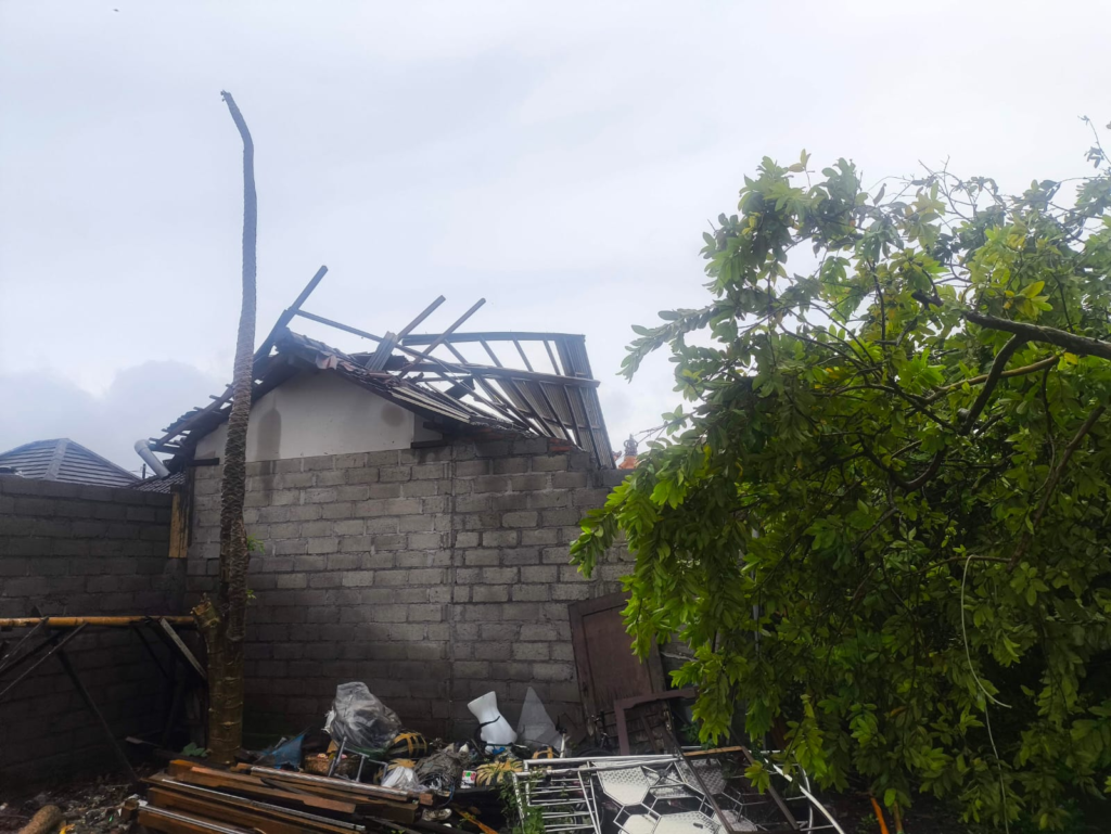 Cuaca ekstrem berupa angin puting beliung melanda sejumlah wilayah di Kota Denpasar pada Rabu (21/1) dini hari mengakibatkan beberapa rumah rusak.