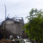 Cuaca ekstrem berupa angin puting beliung melanda sejumlah wilayah di Kota Denpasar pada Rabu (21/1) dini hari mengakibatkan beberapa rumah rusak.