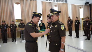Kajati Kepri J. Devy Sudarso melantik Siswanto AS sebagai Asisten Pemulihan Aset Kejati Kepri di Tanjungpinang, Kamis (22/1/2026).
