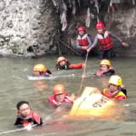 Tim SAR gabungan mengevakuasi jenazah pria yang ditemukan tersangkut di gorong-gorong Sungai Tukad Badung, Denpasar, Minggu (4/1/2026).