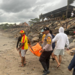 Petugas kepolisian bersama warga mengevakuasi jasad balita perempuan yang ditemukan terdampar di pesisir Pantai Batu Belig, Kerobokan Kelod, Kuta Utara, Badung, Kamis (22/1/2026).