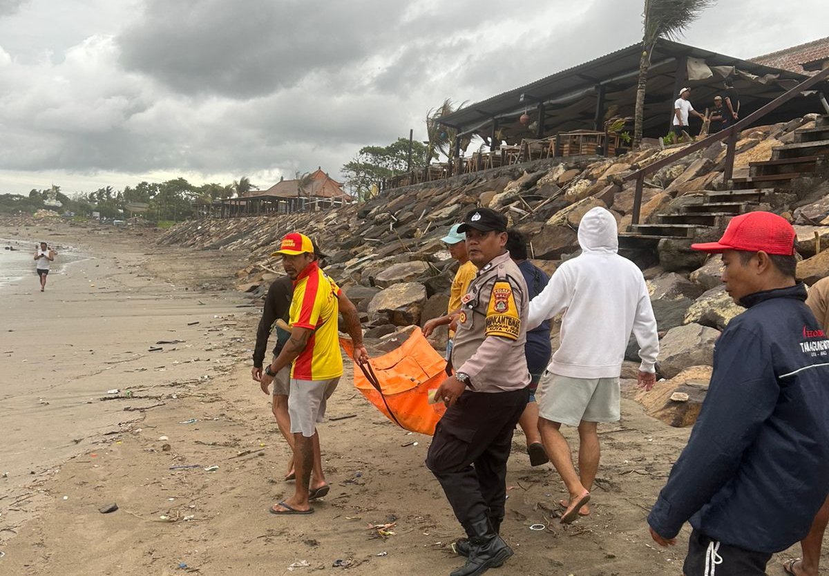 Petugas kepolisian bersama warga mengevakuasi jasad balita perempuan yang ditemukan terdampar di pesisir Pantai Batu Belig, Kerobokan Kelod, Kuta Utara, Badung, Kamis (22/1/2026).