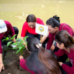 Ketua GOW Badung Nyonya Yunita Alit Sucipta saat aksi penanaman pohon bertajuk "Merawat Pertiwi" di kawasan Taman Beji Paluh, Banjar Dauh Peken, Desa Penarungan, Kecamatan Abiansemal, Kamis (22/1).