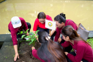Ketua GOW Badung Nyonya Yunita Alit Sucipta saat aksi penanaman pohon bertajuk "Merawat Pertiwi" di kawasan Taman Beji Paluh, Banjar Dauh Peken, Desa Penarungan, Kecamatan Abiansemal, Kamis (22/1).