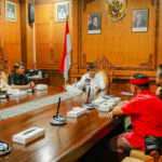 Bupati Adi Arnawa, saat menerima Panitia Seleksi Direksi sekaligus melaksanakan wawancara akhir calon Direksi di Puspem Badung, Kamis (22/1).