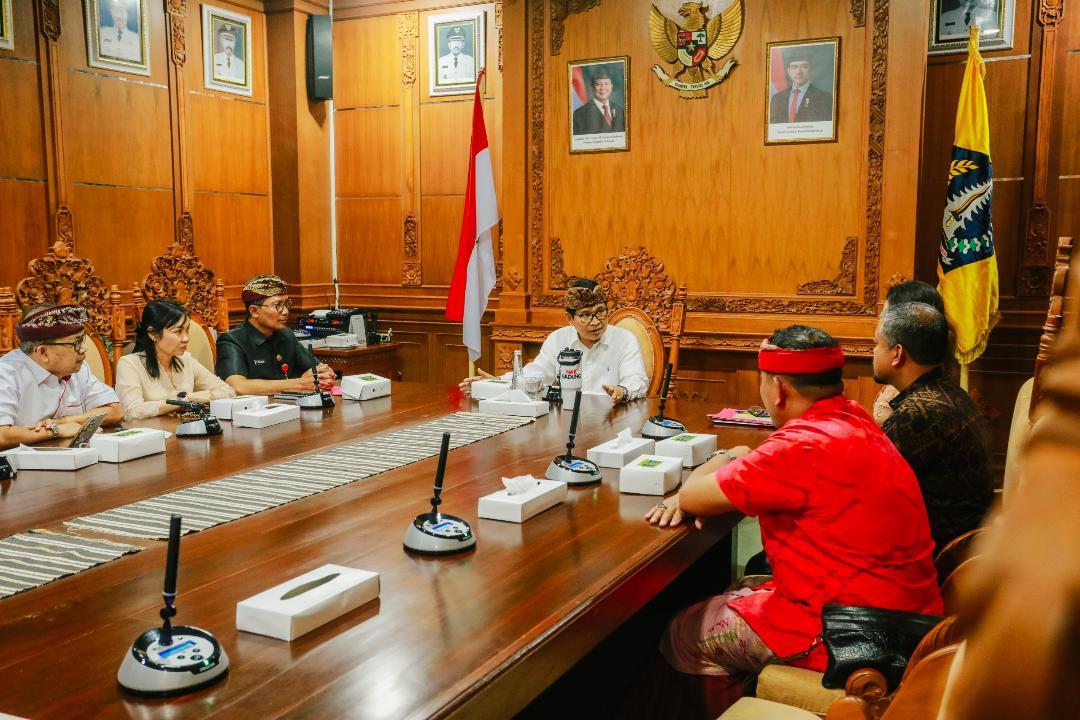 Bupati Adi Arnawa, saat menerima Panitia Seleksi Direksi sekaligus melaksanakan wawancara akhir calon Direksi di Puspem Badung, Kamis (22/1).